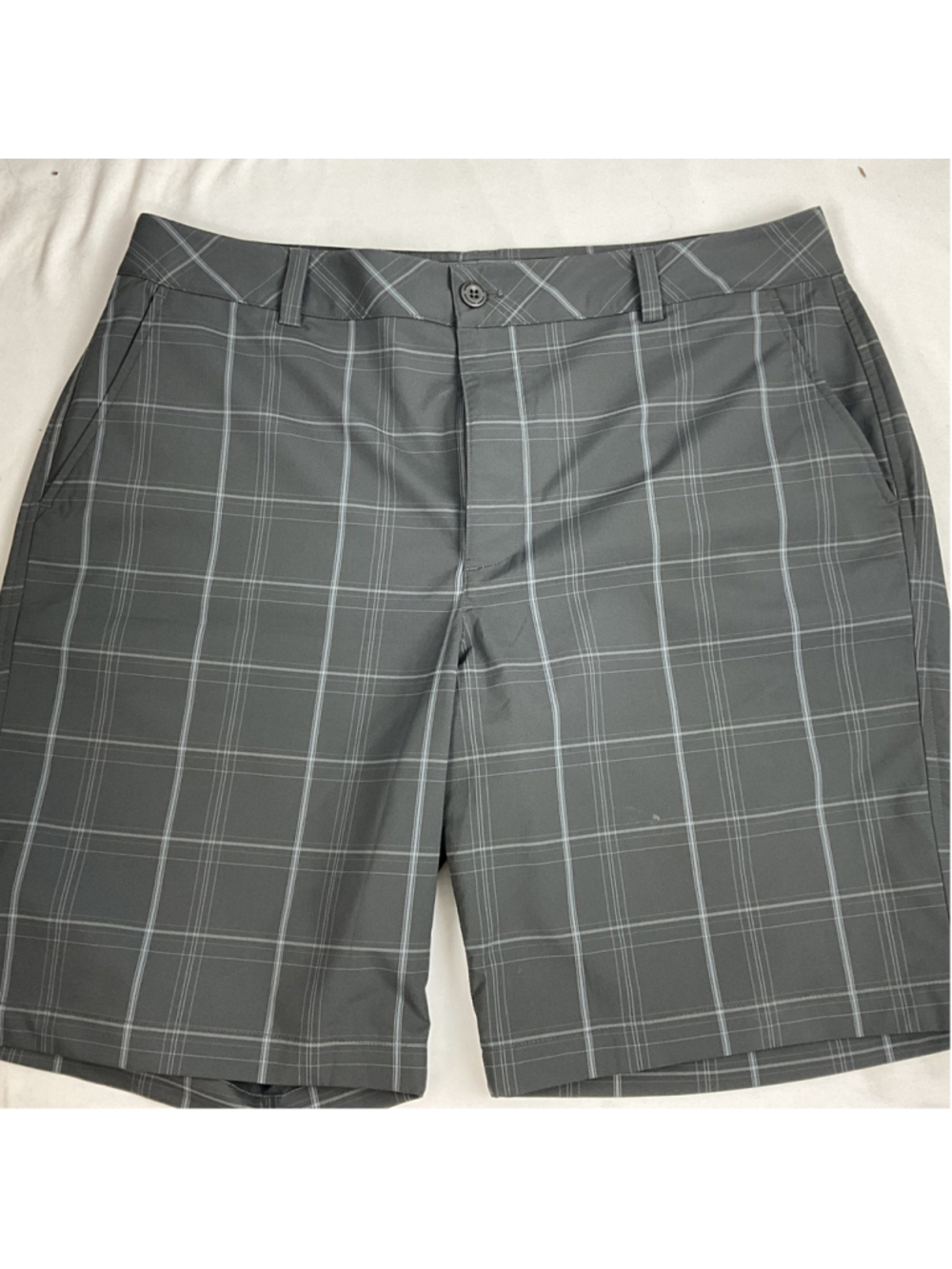 Under Armour Men’s Golf Shorts Size 36 Gray Black Plaid 11” Inseam Lightweight